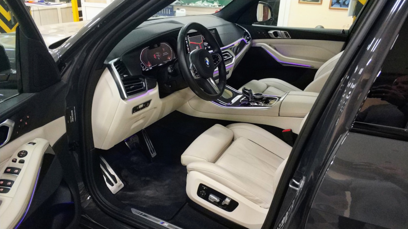 Перетяжка салона автомобиля в студии 4tonepro